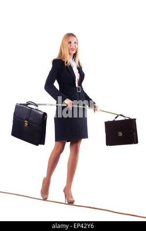 Businesswoman walking sur corde raide isolated Banque D'Images