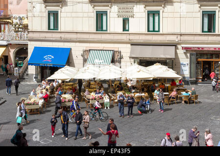 Les touristes s'imprégner de l'atmosphère d'Amalfi sur la Piazza Duomo Banque D'Images