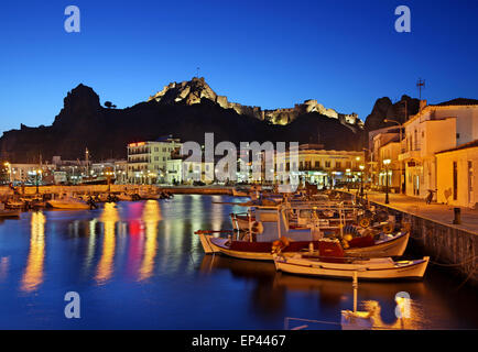 Vue de nuit sur le petit port de pêche et le Castle of Myrina Lemnos, ville ('Limnos'), l'île Nord Egée,Grèce. Banque D'Images