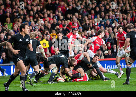 Pays de Galles v Nouvelle-zélande. Les blacks/Nouvelle-Zélande Pays de Galles a battu 37-25 à l'automne d'essai International le 27 novembre 2010 à la Banque D'Images