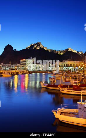 Vue de nuit sur le petit port de pêche et le Castle of Myrina Lemnos, ville ('Limnos'), l'île Nord Egée,Grèce. Banque D'Images