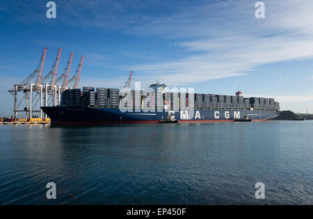 Southampton, UK. 13 mai, 2015. Le troisième plus grand porte-conteneurs au monde accostage à Southampton sur son voyage inaugural. Le CMA CGM Îles Kerguelen peut transporter près de 200,00 tonnes de marchandises. Credit : Esme Vangelis/Alamy Live News Banque D'Images