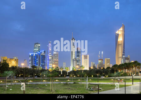 Toits de Central Business District (CBD) à partir de la nouvelle Al Shaheed Park dans la ville de Koweït, Koweït Banque D'Images
