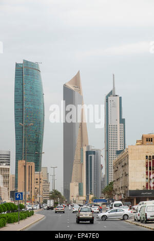 Les gratte-ciel modernes (Kipco Tower sur la gauche et Al Hamra Tower Center) dans le quartier d'affaires Central CBD de la ville de Koweït , Koweït. Banque D'Images