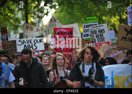 Bristol, Royaume-Uni. 13 mai 2015. Des milliers de manifestants contre l'austérité à la suite de la récente élection d'un gouvernement conservateur qui a proposé 12 milliards de livres de coupes dans l'aide sociale. La protestation à Bristol est l'un des nombreux autres événements similaires se passe à travers le pays demandant la protection des dépenses sociales. Credit : Jonny White/Alamy Live News Banque D'Images