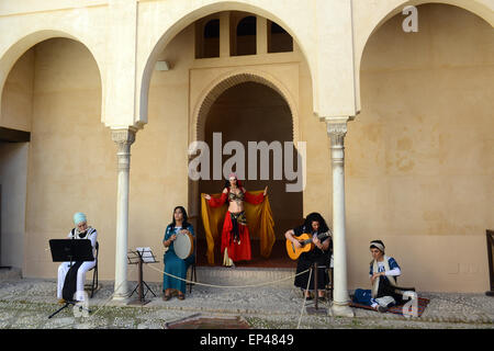 Daralhorra Palace Granada Andalousie Espagne voile dancer et musiciens. Banque D'Images