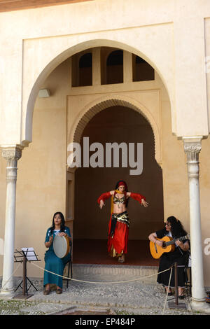 Daralhorra Palace Granada Andalousie Espagne voile dancer et musiciens. Banque D'Images