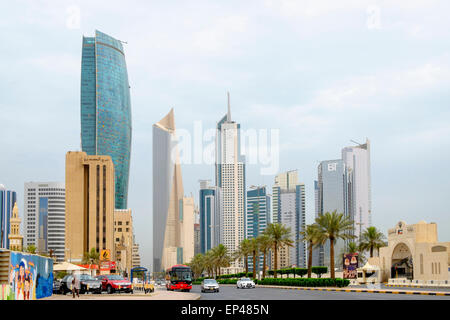 Les gratte-ciel modernes de Central Business District (CBD) de la ville de Koweït , Koweït. Banque D'Images