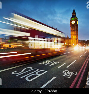 Des sentiers de lumière sur le pont de Westminster avec Big Ben en arrière-plan, London, UK Banque D'Images