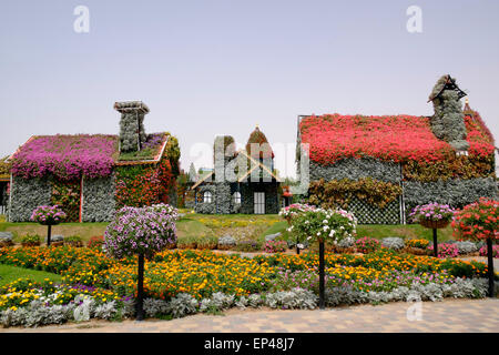 Maisons couvertes de fleurs au jardin Miracle Dubai Emirats Arabes Unis Banque D'Images