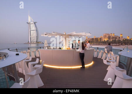 Bar en plein air sur le quai en soirée au restaurant Pierchic à Al Qasr Hotel Dubaï Émirats Arabes Unis Banque D'Images
