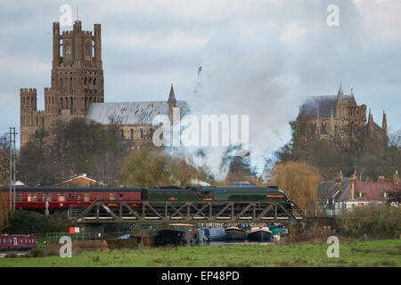 L'LNER classe A4 N° 60009 "Union de l'Afrique du train à vapeur" en passant devant la cathédrale d'Ely, Cambs, Banque D'Images
