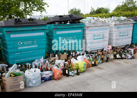 Les bacs de recyclage de verre qui sont trop plein (attendre la collection dans le domaine de l'Winnall Winchester Hampshire UK Banque D'Images