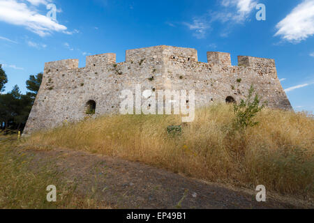 Chalkida fotress vieux murs avec la ville de Chalkida dans l'arrière-plan sur un ciel bleu à l'Eubée, Grèce Banque D'Images