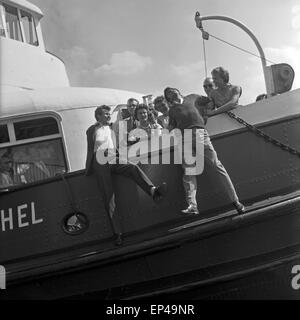 Acteurs et Actrices Horst Buchholz Deutscher und der österreichische Skiläufer Toni Sailer à Hamburg auf einem Schiff, Deutschland Banque D'Images