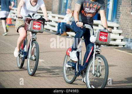 Santander liens sponsorisés louer des vélos étant monté à Londres. Banque D'Images