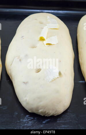 La pâte de pain frais dans une casserole d'amandes prêt à cuire Banque D'Images