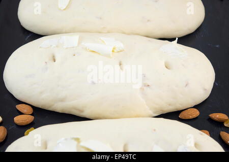 La pâte de pain frais dans une casserole d'amandes prêt à cuire Banque D'Images