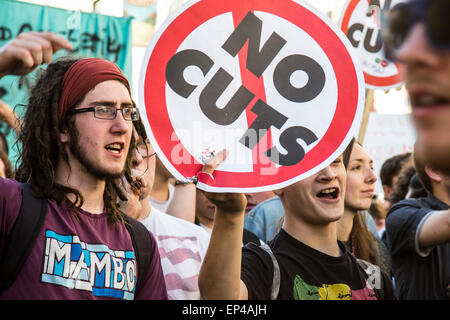 Bristol, Royaume-Uni. 13 mai, 2015. Plusieurs milliers de manifestants anti-conservateur sont descendus dans les rues de Bristol en réponse à la semaine dernière élection générale du résultat. Les manifestants ont demandé la fin de compressions gouvernementales. Bristol, Royaume-Uni. Le 13 mai 2015. Credit : Redorbital Photography/Alamy Live News Banque D'Images