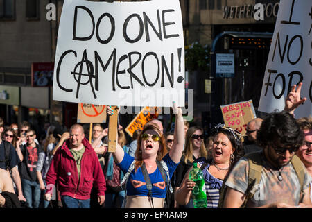 Bristol, Royaume-Uni. 13 mai, 2015. Plusieurs milliers de manifestants anti-conservateur sont descendus dans les rues de Bristol en réponse à la semaine dernière élection générale du résultat. Les manifestants ont demandé la fin de compressions gouvernementales. Bristol, Royaume-Uni. Le 13 mai 2015. Credit : Redorbital Photography/Alamy Live News Banque D'Images