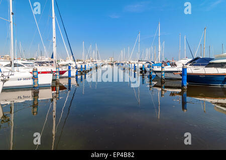 CERVIA, ITALIE - juin 8, 2014 : des bateaux sur le quai à Cervia, en Italie. Banque D'Images