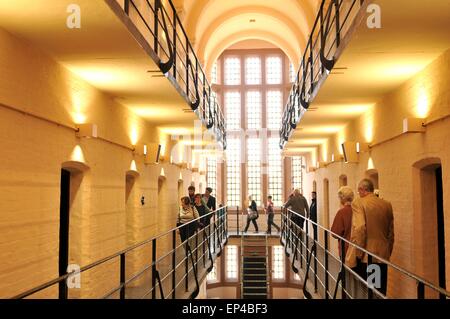 Lincoln, UK - 9 Avril 2015 : les touristes visiter l'intérieur de la prison médiévale Château de Lincoln Banque D'Images