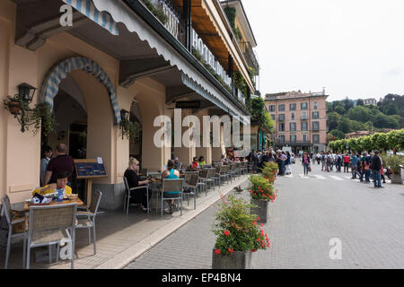 Restaurant en plein air en Bellagio Lac de Côme Italie Lombardie Banque D'Images