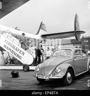 VW Käfer Botenwagen als ein für die Tagesschau Am Flughafen Hamburg, Deutschland 1950er Jahre. Une coccinelle Volkswagen que la messagerie Banque D'Images