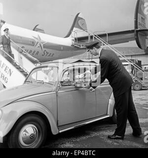 VW Käfer Botenwagen als ein für die Tagesschau Am Flughafen Hamburg, Deutschland 1950er Jahre. Une coccinelle Volkswagen que la messagerie Banque D'Images