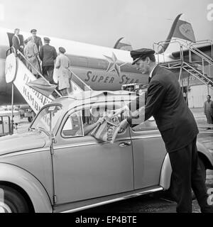 VW Käfer Botenwagen als ein für die Tagesschau Am Flughafen Hamburg, Deutschland 1950er Jahre. Une coccinelle Volkswagen que la messagerie Banque D'Images