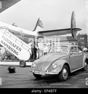 VW Käfer Botenwagen als ein für die Tagesschau Am Flughafen Hamburg, Deutschland 1950er Jahre. Une coccinelle Volkswagen que la messagerie Banque D'Images