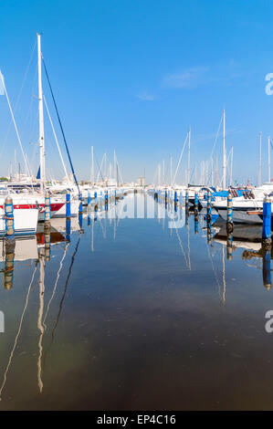 CERVIA, ITALIE - juin 8, 2014 : des bateaux sur le quai à Cervia, en Italie. Banque D'Images