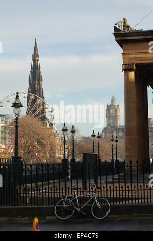 Un vélo est en appui à des rampes et une grande roue et le Scott Monument se trouvent à l'arrière-plan. (Edimbourg) Banque D'Images