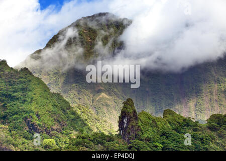 Tahiti. Polynésie française. Nuages sur un paysage de montagne Banque D'Images