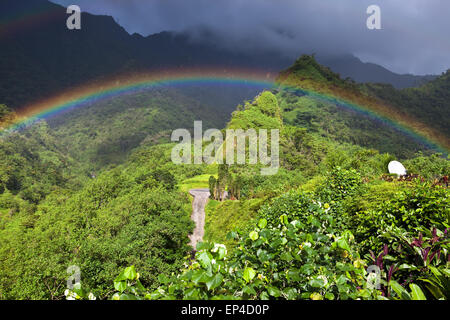 Tahiti. Polynésie française. Arc-en-ciel et la montagne Banque D'Images