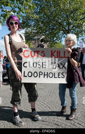 Bristol, Royaume-Uni, le 13 mai, 2015. Les protestataires prennent part à l'absence de démonstration coupes contenir jusqu'un signe d'austérité qu'ils prennent part à la coupe d'aucune protestation. Banque D'Images