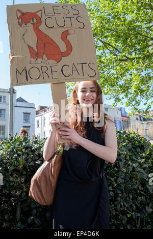 Bristol, Royaume-Uni, le 13 mai, 2015. Un manifestant anti-austérité contient jusqu'au cours de l'étiquette Pas de réductions de protestation à Bristol. Banque D'Images