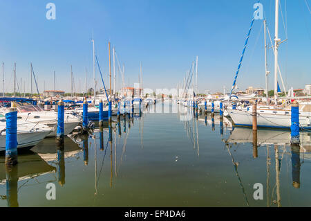 CERVIA, ITALIE - juin 8, 2014 : des bateaux sur le quai à Cervia, en Italie. La maison de l'industrie de l'Émilie-Romagne Riviera est le premier à Banque D'Images