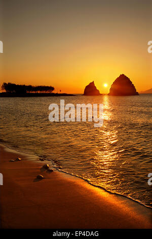 Coucher du soleil à Avlonas beach, tout près de la ville de Myrina Lemnos Limnos), (l'île, au nord de la mer Égée, Grèce. Banque D'Images