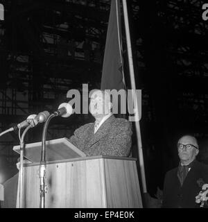 Des Tankschiffs Stapellauf Rede zum Esso "Stuttgart' bei den Howaldtswerken Deutsche Werft AG à Hambourg, Deutschland 1950 er Jah Banque D'Images