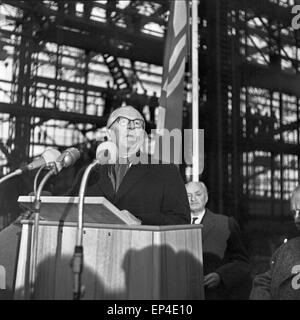Des Tankschiffs Stapellauf Rede zum Esso "Stuttgart' bei den Howaldtswerken Deutsche Werft AG à Hambourg, Deutschland 1950 er Jah Banque D'Images