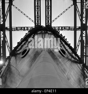 Des Stapellauf Tankschiffs «Stuttgart Esso' bei den Howaldtswerken Deutsche Werft AG à Hambourg, Deutschland 1950 er Jahre. Vête Banque D'Images