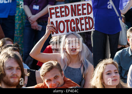 Bristol, Royaume-Uni, le 13 mai, 2015. Une femme est titulaire d'un signe d'austérité anti comme elle écoute les discours dans parc du château au cours de l'absence de coupures de démonstration. Banque D'Images