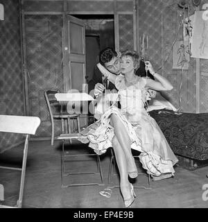 Österreichische Schauspielerin Herta Staal feiert Silvester, Deutschland 1950er Jahre. L'actrice autrichienne Herta Staal à new y Banque D'Images