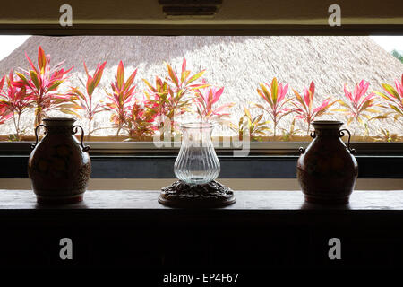 Vases mexicains en face de feuilles de ti et un toit de chaume au Fiesta Americana Resort, Puerto Vallarta, Mexique Banque D'Images