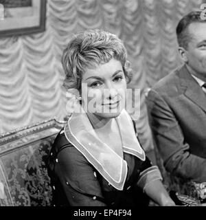 Ruth Leuwerik Deutsche Schauspielerin in einer Szen, Deutschland 1960 er Jahre. L'actrice allemande Ruth Leuwerik dans un téléfilm s Banque D'Images
