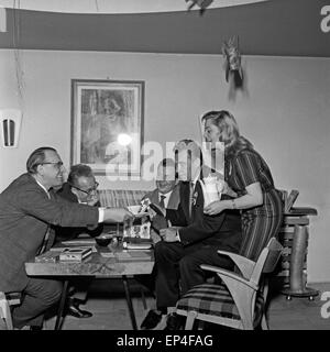 Deutscher und Showmaster Artiste Peter Frankenfeld und seine Frau Lonny Kellner haben Besuch in seinem Haus, Deutschland Banque D'Images