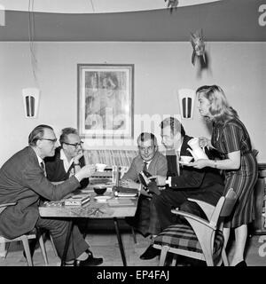 Deutscher und Showmaster Artiste Peter Frankenfeld und seine Frau Lonny Kellner haben Besuch in seinem Haus, Deutschland Banque D'Images