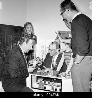 Deutscher und Showmaster Artiste Peter Frankenfeld und seine Frau Lonny Kellner haben Besuch in seinem Haus, Deutschland Banque D'Images