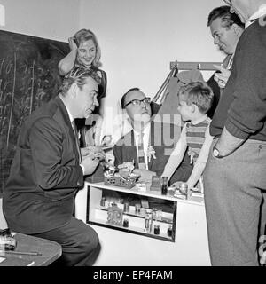 Deutscher und Showmaster Artiste Peter Frankenfeld und seine Frau Lonny Kellner haben Besuch in seinem Haus, Deutschland Banque D'Images